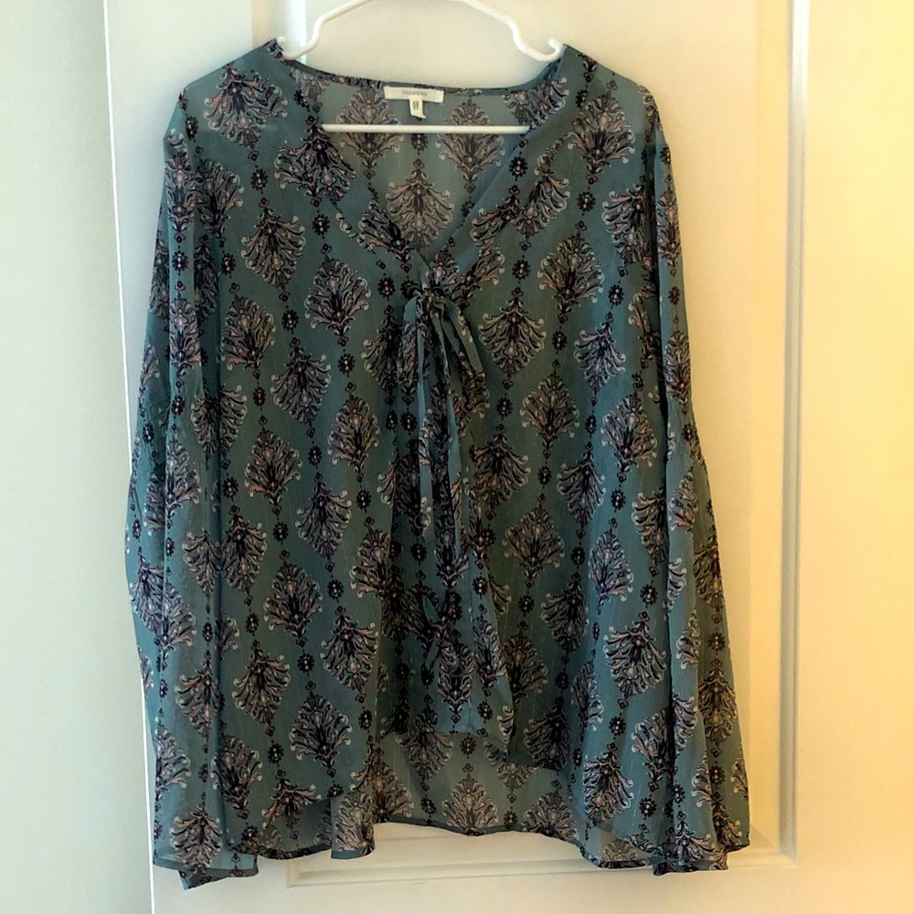 Maurices Size 1 (16-18) Sheer Print Blouse w/bell sleeve and grommet tie front.
